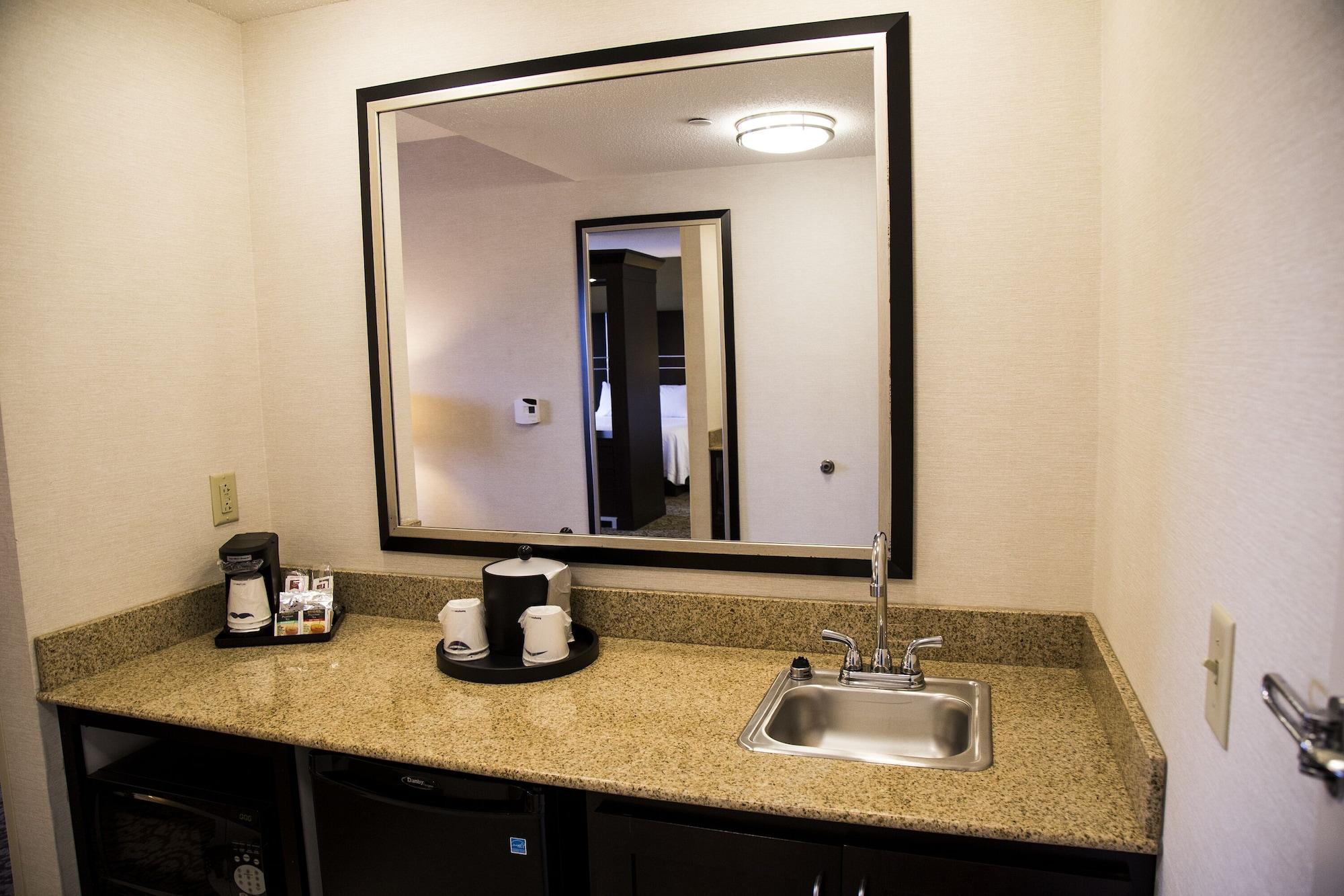 Hampton Inn & Suites Sharon West Middlesex Экстерьер фото