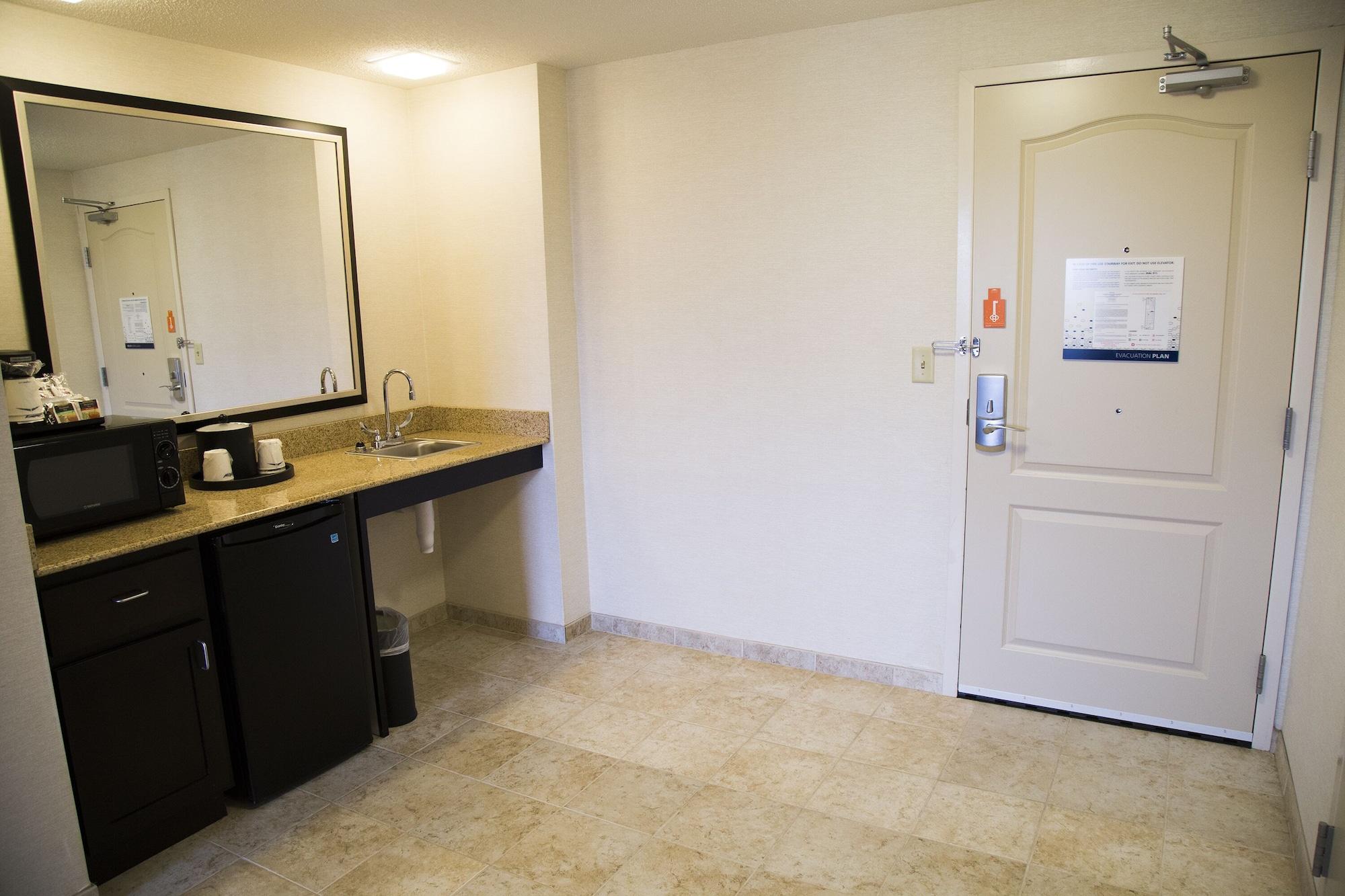 Hampton Inn & Suites Sharon West Middlesex Экстерьер фото