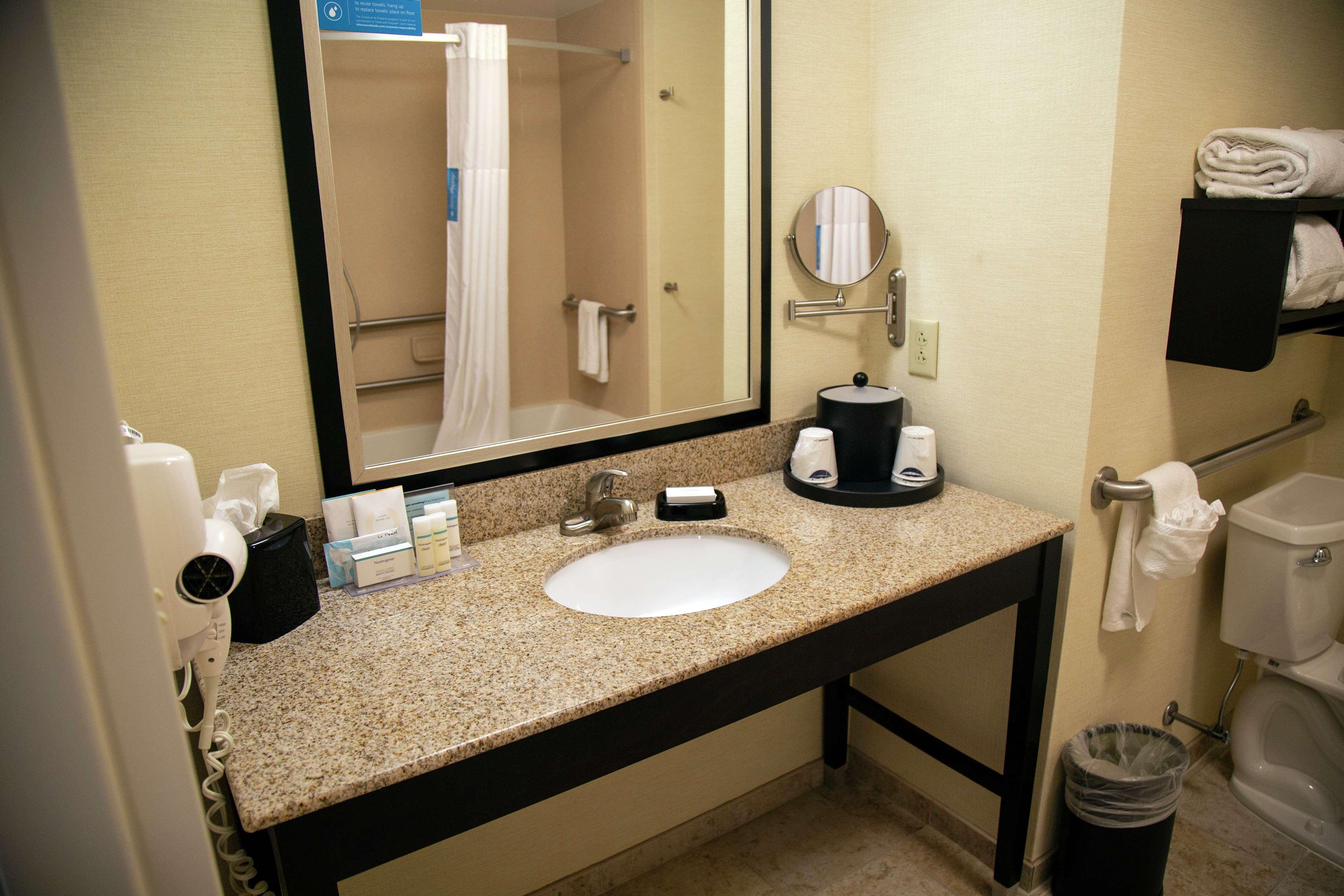 Hampton Inn & Suites Sharon West Middlesex Экстерьер фото