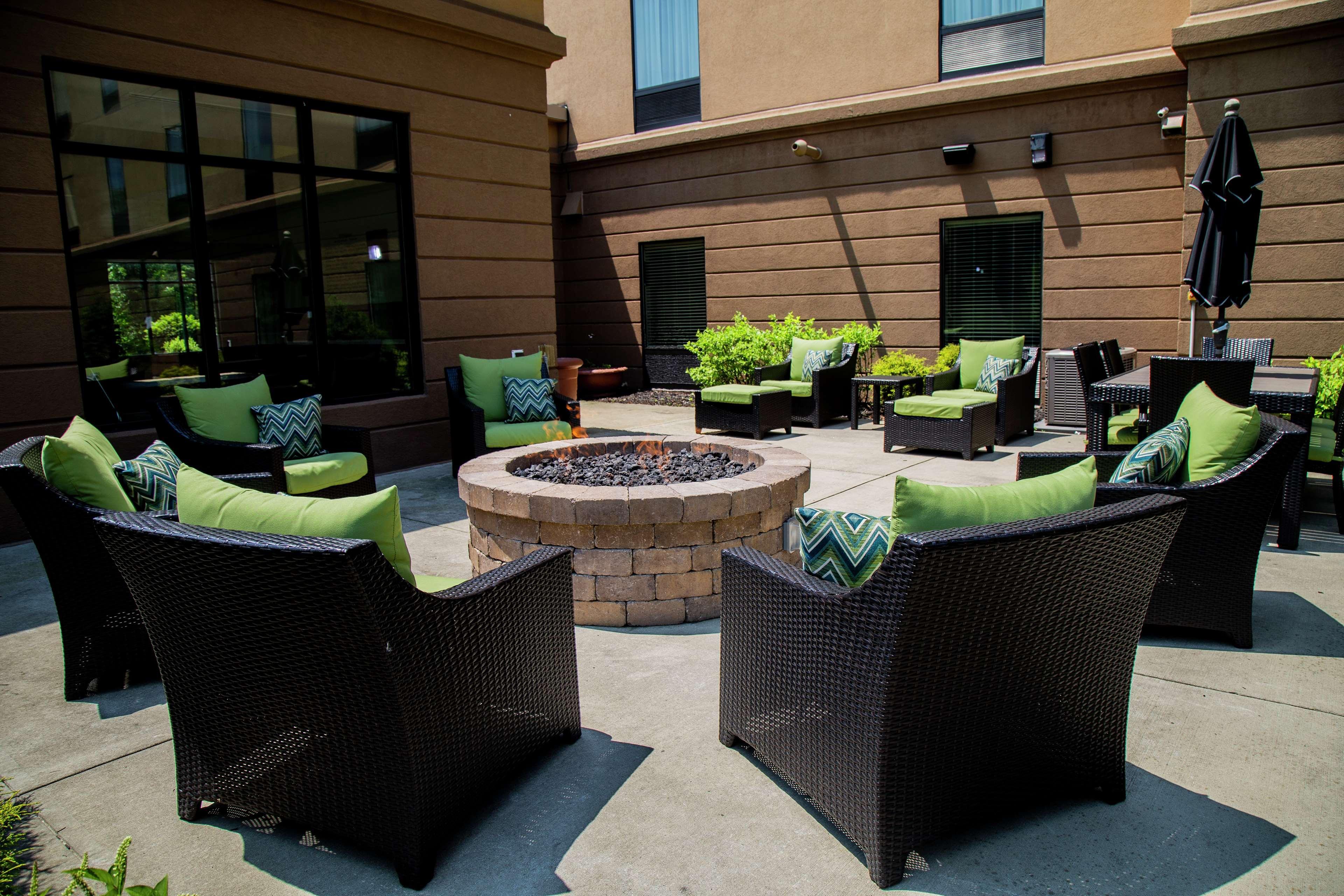 Hampton Inn & Suites Sharon West Middlesex Экстерьер фото