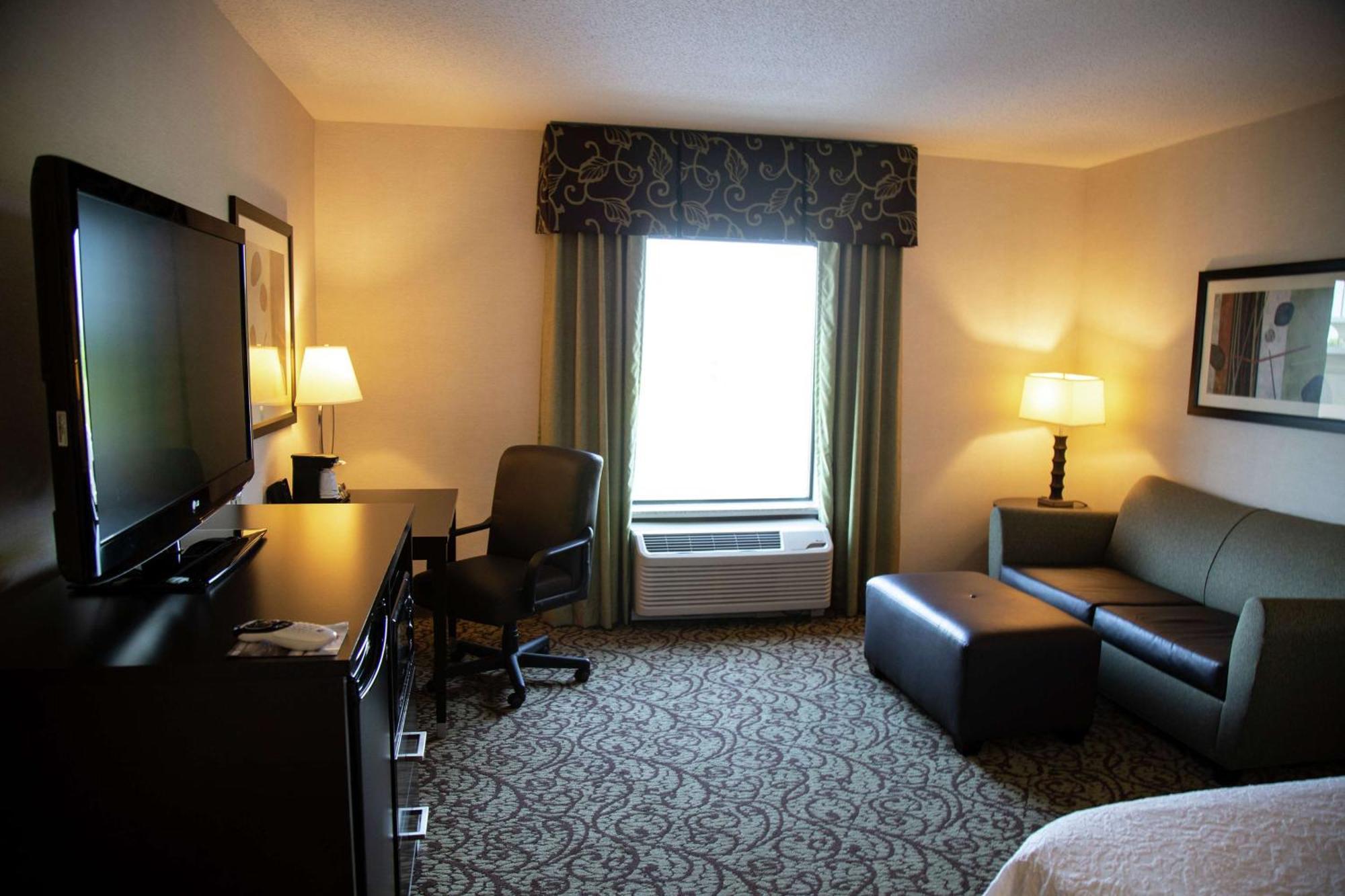 Hampton Inn & Suites Sharon West Middlesex Экстерьер фото