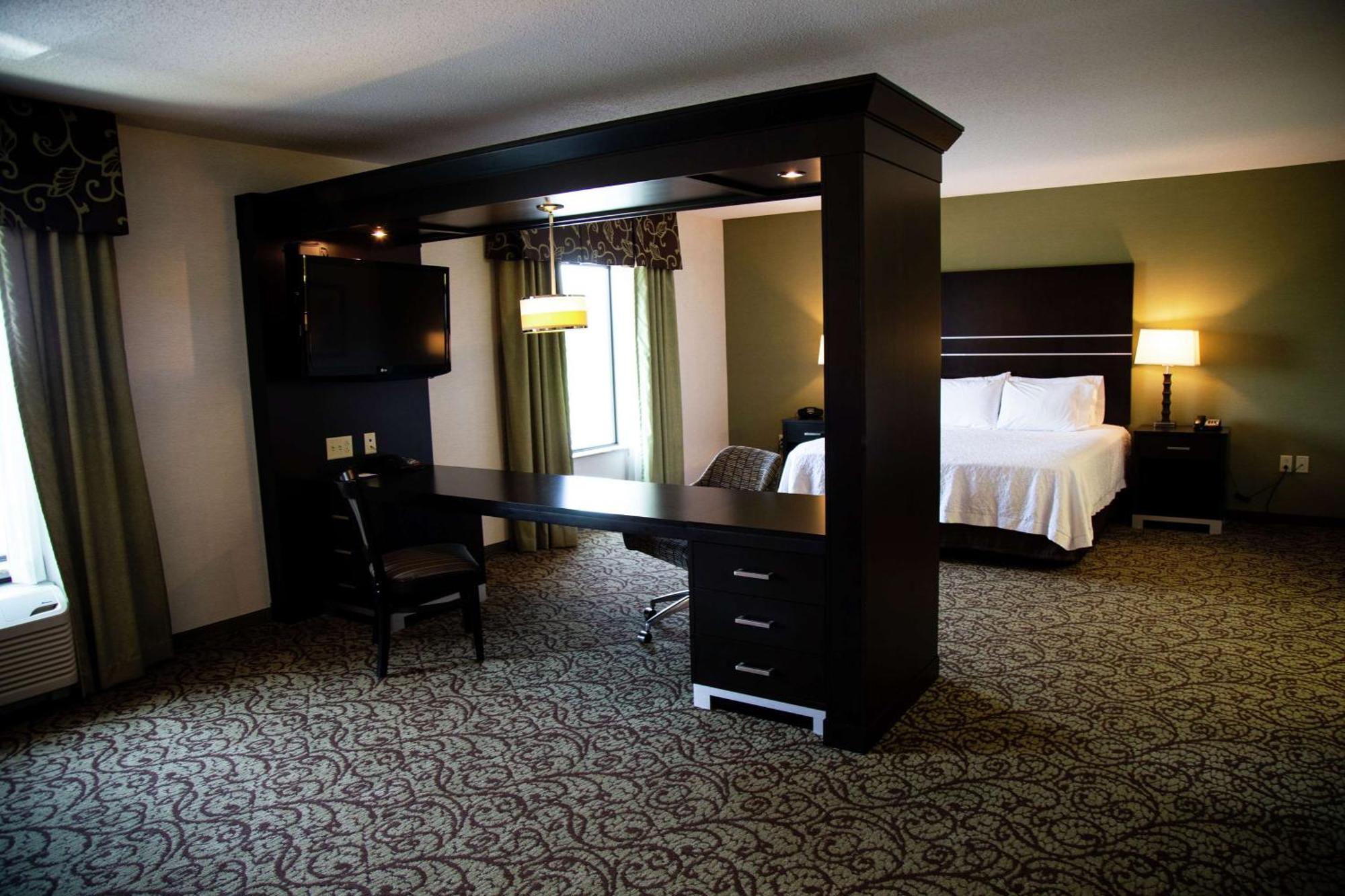 Hampton Inn & Suites Sharon West Middlesex Экстерьер фото